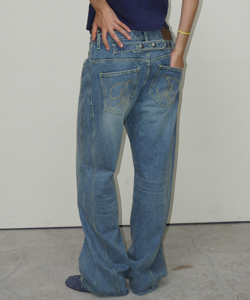 THIRSTYCLUB(サースティークラブ)の「Signature washed jeans - Light blue(デニムパンツ・レディース・その他・1/2)」の1枚目の写真