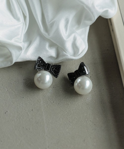 at.(アット)の「【at.】パールリボンピアス(ピアス(両耳用)・レディース・ブラック・ONE SIZE)」の2枚目の写真