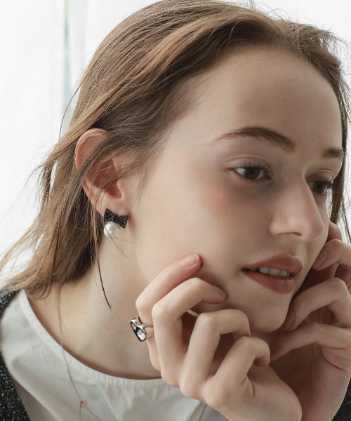 at.(アット)の「【at.】パールリボンピアス(ピアス(両耳用)・レディース・ブラック・ONE SIZE)」の3枚目の写真