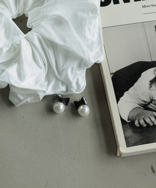 at.(アット)の「【at.】パールリボンピアス(ピアス(両耳用)・レディース・ブラック・ONE SIZE)」の4枚目の写真