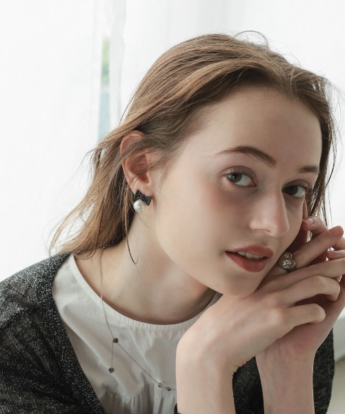 at.(アット)の「【at.】パールリボンピアス(ピアス(両耳用)・レディース・ブラック・ONE SIZE)」の5枚目の写真