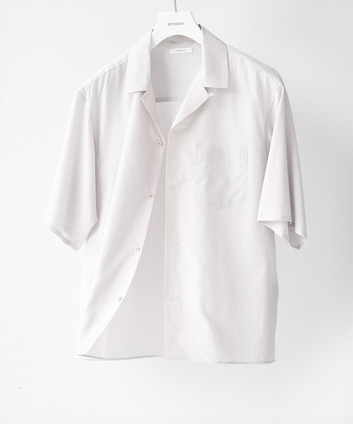STUDIOUS(ステュディオス)の「【STUDIOUS】Soft Open collar Shirts / 吸湿性 / 速乾性(シャツ/ブラウス・メンズ・ホワイト/タン/ブラック・1/2)」の1枚目の写真