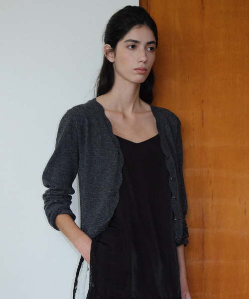 EN OR(エンオール)の「WAVE V NECK WOOL CARDIGAN - DARK GREY(ニット/セーター・レディース・その他・SMALL/MEDIUM)」の1枚目の写真