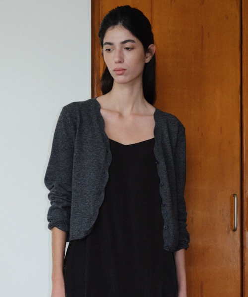 EN OR(エンオール)の「WAVE V NECK WOOL CARDIGAN - DARK GREY(ニット/セーター・レディース・その他・SMALL/MEDIUM)」の2枚目の写真