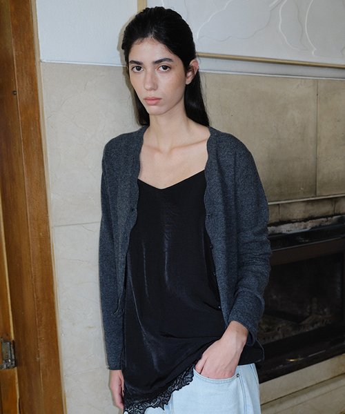 EN OR(エンオール)の「WAVE V NECK WOOL CARDIGAN - DARK GREY(ニット/セーター・レディース・その他・SMALL/MEDIUM)」の3枚目の写真
