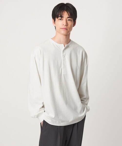 green label relaxing(グリーンレーベルリラクシング)の「FINE BASIC ヴィンテージライク ヘンリーネック 長袖 カットソー Tシャツ(Tシャツ/カットソー・メンズ・ダークグレー/ホワイト・M/XL/L)」の2枚目の写真