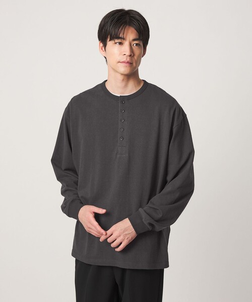 green label relaxing(グリーンレーベルリラクシング)の「FINE BASIC ヴィンテージライク ヘンリーネック 長袖 カットソー Tシャツ(Tシャツ/カットソー・メンズ・ダークグレー/ホワイト・M/XL/L)」の1枚目の写真