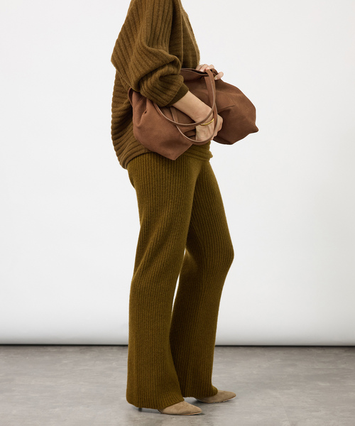VERMEIL par iena(ヴェルメイユパーイエナ)の「Wool Yak Mix ニットパンツ(その他パンツ・レディース・カーキ/ネイビー・FREE)」の8枚目の写真