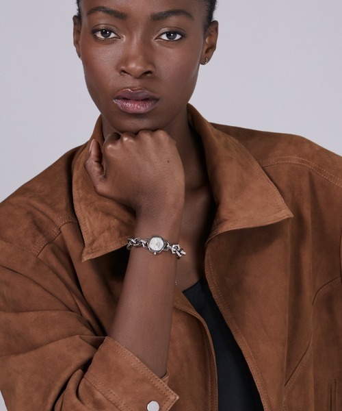 OLIVIA BURTON（オリビアバートン）の「「OLIVIA BURTON/オリビアバートン」シグネチャー - 18mm ヘックスリンク ミニ シルバーホワイト サンレイ ブレスレット（アナログ腕時計・レディース・シルバー・FREE）」の2枚目の写真