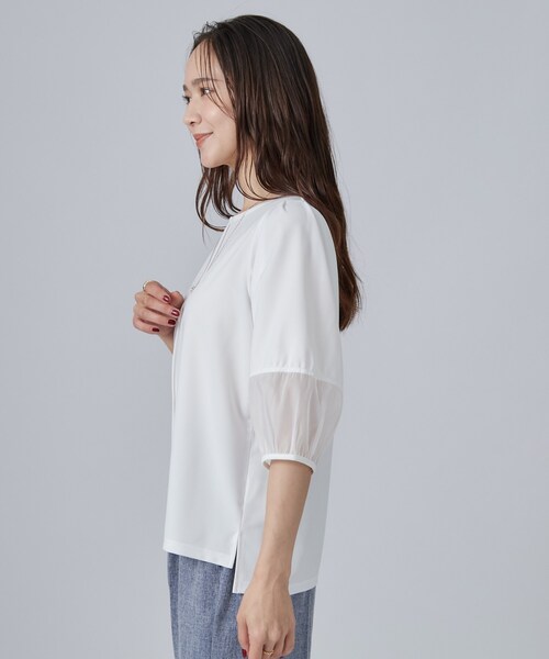 SHOO・LA・RUE(シューラルー)の「【洗濯機可/S-LL】 大人のシアー感 お袖切り替えラウンドネックトップス(Tシャツ/カットソー・レディース・ボルドー/ホワイト/ブラック・01/02/04/03)」の5枚目の写真