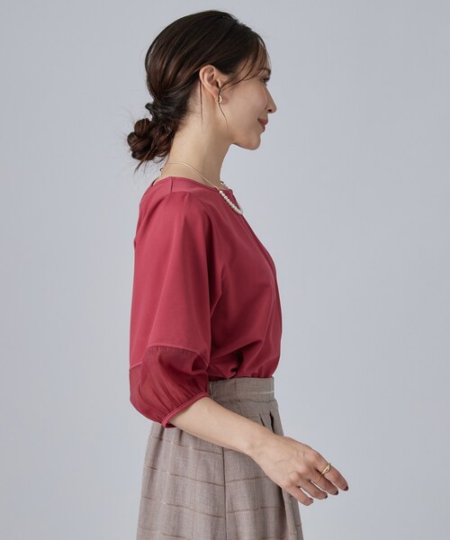 SHOO・LA・RUE(シューラルー)の「【洗濯機可/S-LL】 大人のシアー感 お袖切り替えラウンドネックトップス(Tシャツ/カットソー・レディース・ボルドー/ホワイト/ブラック・01/02/04/03)」の13枚目の写真