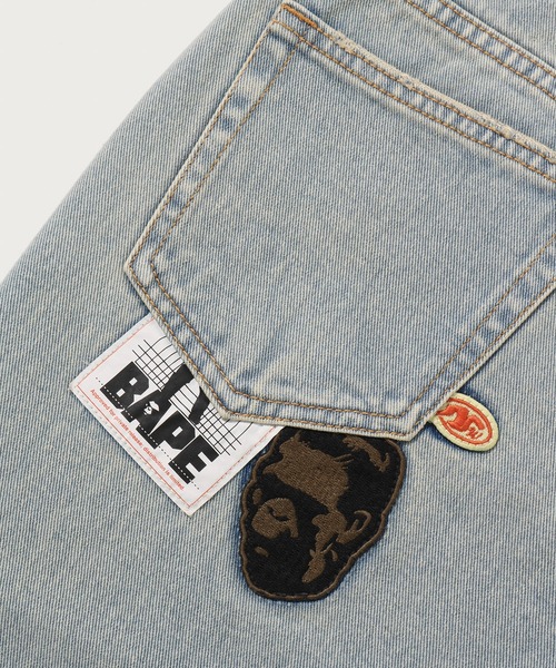 A BATHING APE(アベイシングエイプ)の「MULTI LOGO WIDE DENIM PANTS(デニムパンツ・レディース・ライトインディゴブルー・SMALL/X-SMALL/MEDIUM)」の4枚目の写真
