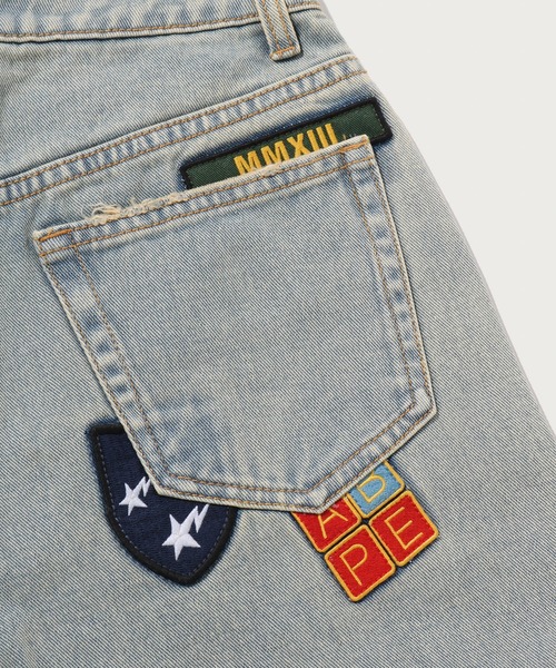 A BATHING APE(アベイシングエイプ)の「MULTI LOGO WIDE DENIM PANTS(デニムパンツ・レディース・ライトインディゴブルー・SMALL/X-SMALL/MEDIUM)」の3枚目の写真