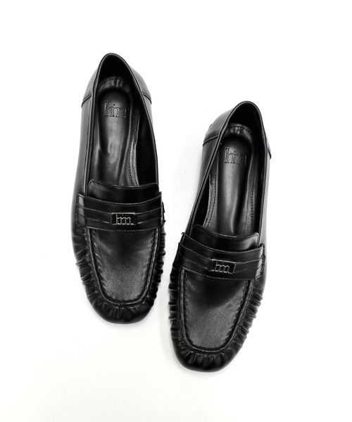 hiamu(ヒアム)の「ヒアム ロゴ装飾ポイント シャーリング クラシックローファー/2026 AW NEW COLLECTION(ローファー・レディース・ブラック/ブラウン/ブラック系その他・23.5cm/24.0cm/25.0cm/24.5cm/23.0cm)」の4枚目の写真