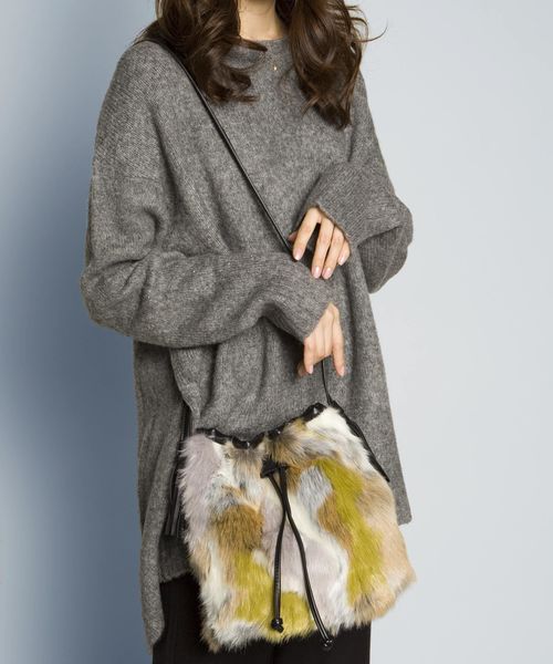 PLAIN CLOTHING(プレーンクロージング)の「MIXフェイクファー巾着バッグ【PLAIN CLOTHING】(ショルダーバッグ・レディース・オレンジ/マルチ/ライトブルー/グリーン・FREE)」の2枚目の写真