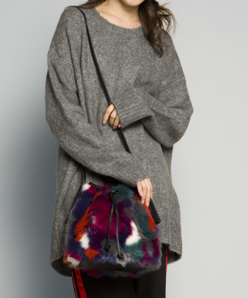 PLAIN CLOTHING(プレーンクロージング)の「MIXフェイクファー巾着バッグ【PLAIN CLOTHING】(ショルダーバッグ・レディース・オレンジ/マルチ/ライトブルー/グリーン・FREE)」の4枚目の写真
