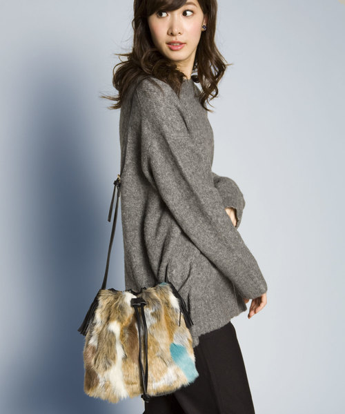 PLAIN CLOTHING(プレーンクロージング)の「MIXフェイクファー巾着バッグ【PLAIN CLOTHING】(ショルダーバッグ・レディース・オレンジ/マルチ/ライトブルー/グリーン・FREE)」の3枚目の写真