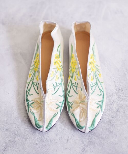 SHIPS(シップス)の「エンブロイダリーサテンシューズ◆(バレエシューズ・レディース・オフホワイト/ブラック/ライトグレー/ブルー/グリーン/ゴールド・30/40/50)」の1枚目の写真