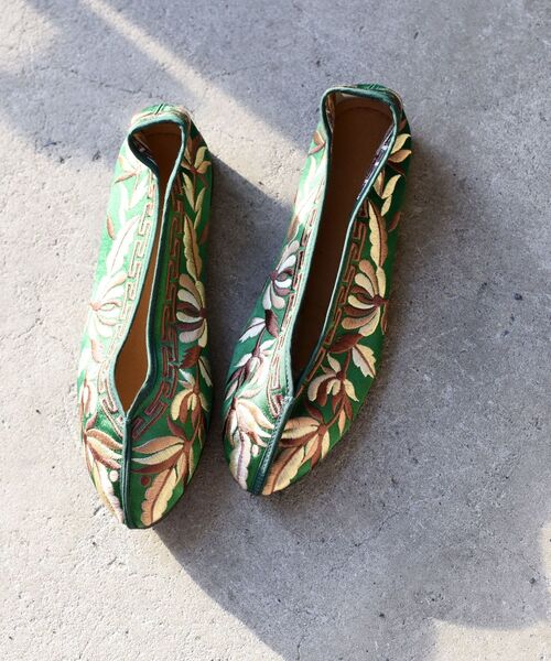 SHIPS(シップス)の「エンブロイダリーサテンシューズ◆(バレエシューズ・レディース・オフホワイト/ブラック/ライトグレー/ブルー/グリーン/ゴールド・30/40/50)」の4枚目の写真