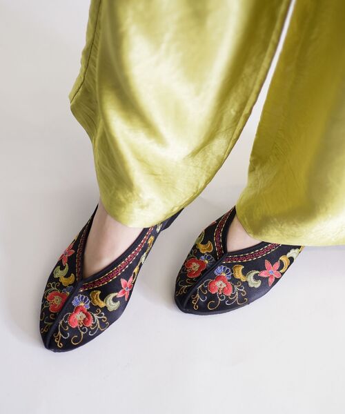 SHIPS(シップス)の「エンブロイダリーサテンシューズ◆(バレエシューズ・レディース・オフホワイト/ブラック/ライトグレー/ブルー/グリーン/ゴールド・30/40/50)」の19枚目の写真