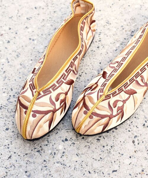 SHIPS(シップス)の「エンブロイダリーサテンシューズ◆(バレエシューズ・レディース・オフホワイト/ブラック/ライトグレー/ブルー/グリーン/ゴールド・30/40/50)」の14枚目の写真