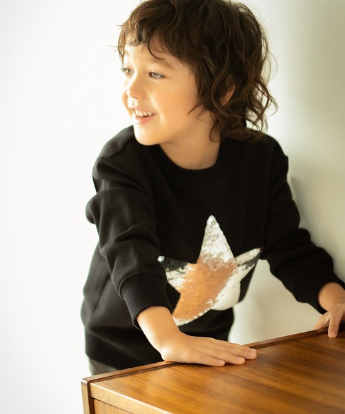 GLOBAL WORK（グローバルワーク）の「【キッズ】グラフィッククルースウェット/885360（スウェット・キッズ・チャコールグレー/スカイブルー/ブラック/ダークブラウン/ベージュ/カーキ/ライトグリーン/その他/ダークグレー/ワインレッド/アイボリー/グレー系その他/ブルー系その他/ブラック系その他/ベージュ系その他3/ダークグリーン/グレー系その他6/ライトブルー・110cm/100cm/120cm/130cm/140cm）」の2枚目の写真