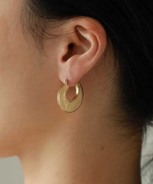 TODAYFUL（トゥデイフル）の「プレートフープピアス（ピアス（両耳用）・レディース・シルバー/ゴールド・FREE）」の2枚目の写真