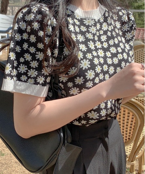 SONA（ソナ）の「SONYUNARA フラワーパターン半袖ニット（Tシャツ/カットソー・レディース・ブラック/ブルー/パープル・FREE）」の2枚目の写真