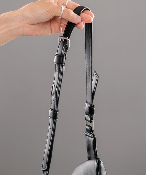 kutir（クティール）の「フェイクレザーショルダーバッグ（ボディバッグ/ウエストポーチ・メンズ・ブラック・FREE）」の20枚目の写真