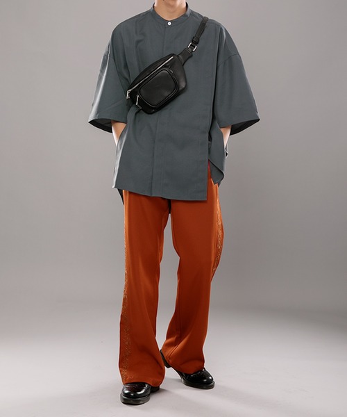 kutir（クティール）の「フェイクレザーショルダーバッグ（ボディバッグ/ウエストポーチ・メンズ・ブラック・FREE）」の2枚目の写真