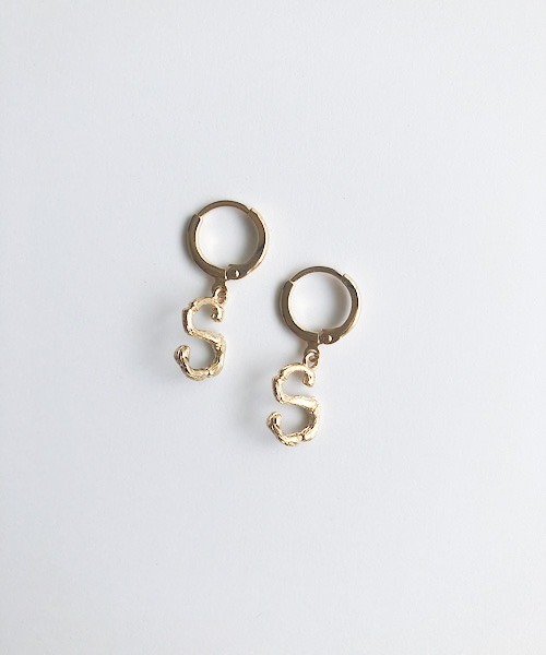 TIMELESS&THREE(タイムレスアンドスリー)の「イニシャルピアス(ピアス(両耳用)・レディース・H/C/M/K/E/N/A/L/I/F/R/J/S/T/W/Y・FREE)」の13枚目の写真