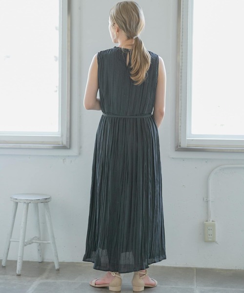 ITEMS URBANRESEARCH（アイテムズ アーバンリサーチ）の「ノースリーブワッシャーワンピース（ワンピース・レディース・チャコールグレー/ベージュ/グレー系その他・FREE）」の11枚目の写真