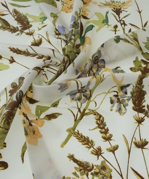 a.v.v（アーヴェヴェ）の「大判スカーフ（バンダナ/スカーフ・レディース・ネイビー/オレンジ/グリーン・38）」の5枚目の写真