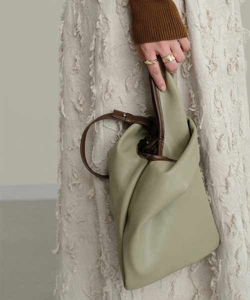 Bab(バブ)の「【WEB限定】2WAYフェイクレザートートバッグ(トートバッグ・レディース・オフホワイト/カーキ/A/B・ONESIZE)」の2枚目の写真