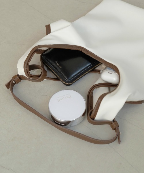 Bab(バブ)の「【WEB限定】2WAYフェイクレザートートバッグ(トートバッグ・レディース・オフホワイト/カーキ/A/B・ONESIZE)」の17枚目の写真