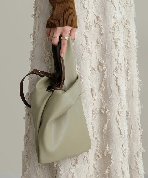 Bab(バブ)の「【WEB限定】2WAYフェイクレザートートバッグ(トートバッグ・レディース・オフホワイト/カーキ/A/B・ONESIZE)」の13枚目の写真