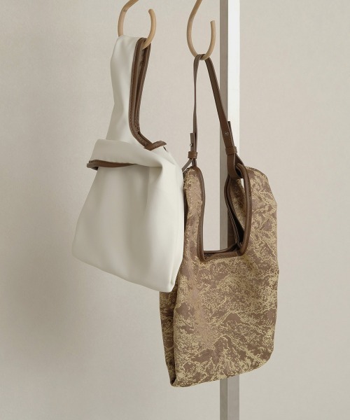 Bab(バブ)の「【WEB限定】2WAYフェイクレザートートバッグ(トートバッグ・レディース・オフホワイト/カーキ/A/B・ONESIZE)」の9枚目の写真