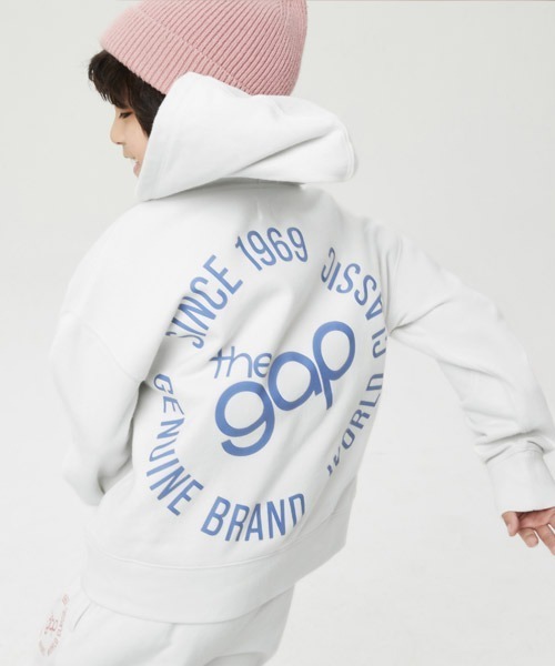 GAP(ギャップ)の「GAPロゴプルオーバー パーカー (キッズ)(パーカー・キッズ・ホワイト/グレー/ブルー・S/M/L/XL/XXL)」の2枚目の写真