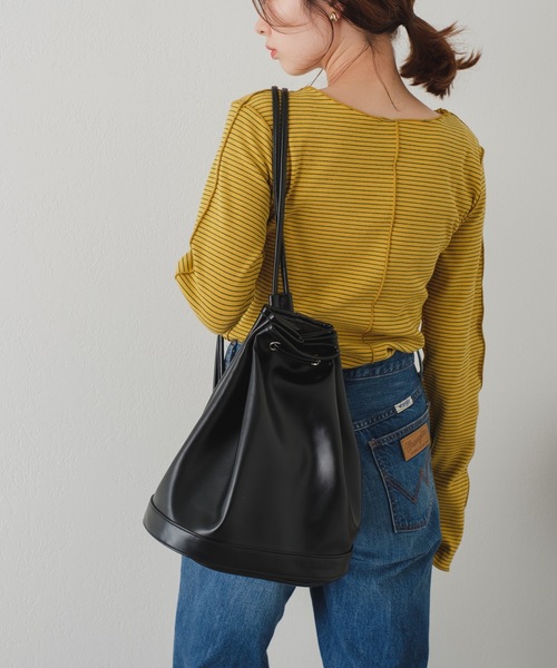 Kastane（カスタネ）の「【カタログ掲載アイテム】フェイクレザーナップサック（バックパック/リュック・レディース・キャメル/ブラック・FREE）」の3枚目の写真