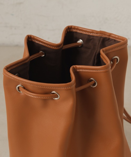 Kastane（カスタネ）の「【カタログ掲載アイテム】フェイクレザーナップサック（バックパック/リュック・レディース・キャメル/ブラック・FREE）」の4枚目の写真