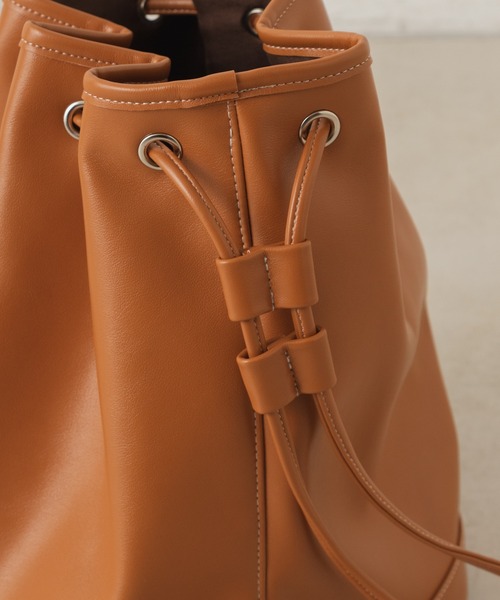 Kastane（カスタネ）の「【カタログ掲載アイテム】フェイクレザーナップサック（バックパック/リュック・レディース・キャメル/ブラック・FREE）」の15枚目の写真