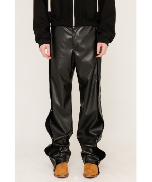 ANOTHERYOUTH（アナザーユース）の「【ANOTHERYOUTH/アナザーユース】side snap leather pts/フェイクレザーパンツ（その他パンツ・メンズ・ブラック・ONE SIZE）」の4枚目の写真
