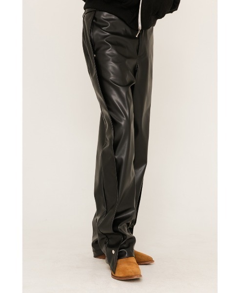 ANOTHERYOUTH（アナザーユース）の「【ANOTHERYOUTH/アナザーユース】side snap leather pts/フェイクレザーパンツ（その他パンツ・メンズ・ブラック・ONE SIZE）」の2枚目の写真