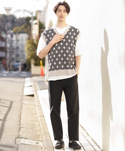 a.v.v（アーヴェヴェ）の「【2SET】5分袖カットソー付きVネックニットベスト（ベスト・メンズ・ホワイト/ライトグレー/ブラック・46/48）」の9枚目の写真