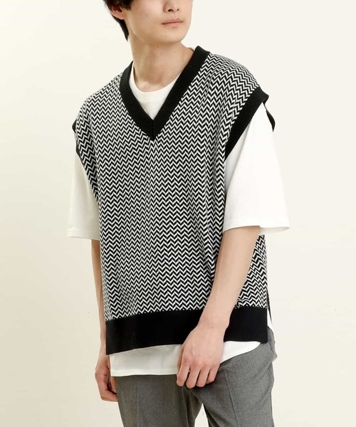 a.v.v（アーヴェヴェ）の「【2SET】5分袖カットソー付きVネックニットベスト（ベスト・メンズ・ホワイト/ライトグレー/ブラック・46/48）」の2枚目の写真