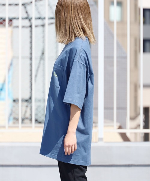 POLeR OUTDOOR STUFF（ポーラーアウトドアスタッフ）の「POLER/ポーラー SCRIPT PKT RELAX FIT TEE 半袖Tシャツ（Tシャツ/カットソー・メンズ・ブルー/ホワイト/ピンク・XL/M/L）」の4枚目の写真