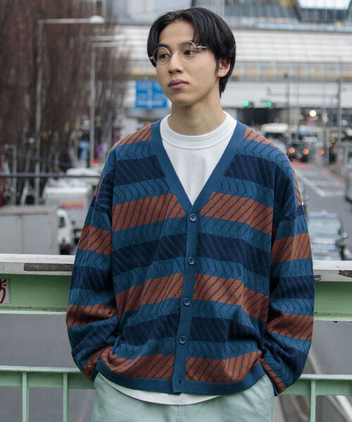 GLOSTER（グロスター）の「【GLOSTER/グロスター】ジオメトリック ジャガードカーディガン（カーディガン/ボレロ・メンズ・ブラック系その他/ブルー系その他/イエロー系その他・MEDIUM/LARGE）」の2枚目の写真