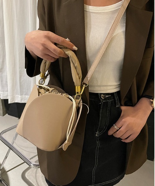 LA VORAGINE(ラ ヴォラジネ)の「巾着花型ショルダーバッグ/ハンドバッグ(ハンドバッグ・レディース・ベージュ/ブラック/アイボリー/グリーン・FREE)」の5枚目の写真