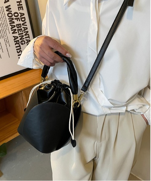 ショルダーサイズ　花びらバッグコスチューム LA VORAGINE（ラ ヴォラジネ）の「巾着花型ショルダーバッグ