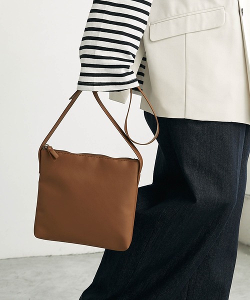 MONO-MART(モノマート)の「シンセティックレザーミニショルダーバック/サコッシュ(ショルダーバッグ・メンズ・ブラック/ダークブラウン/ブラウン/アイボリー・FREE)」の4枚目の写真